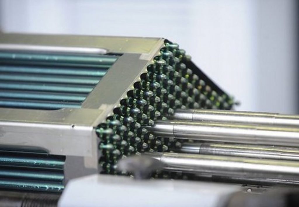 ТВЭЛы, помещенные в топливную кассету