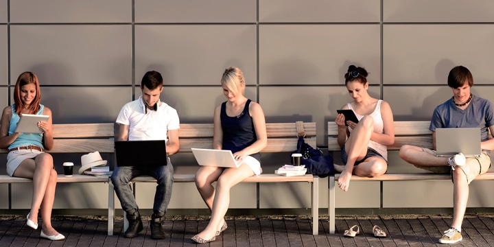 Счастливые студенты готовятся к сессии