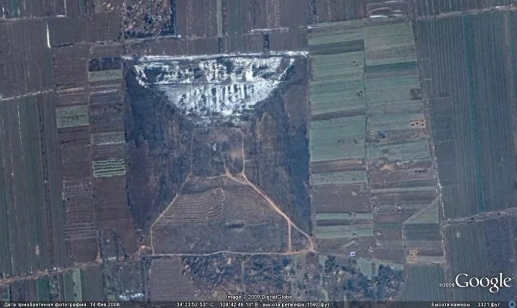 Белая пирамида в Китае. Фото со спутника