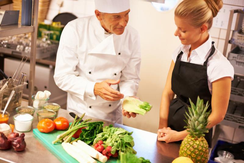 На профессию повар можно учиться и у так называемых репетиторов - на кулинарных курсах