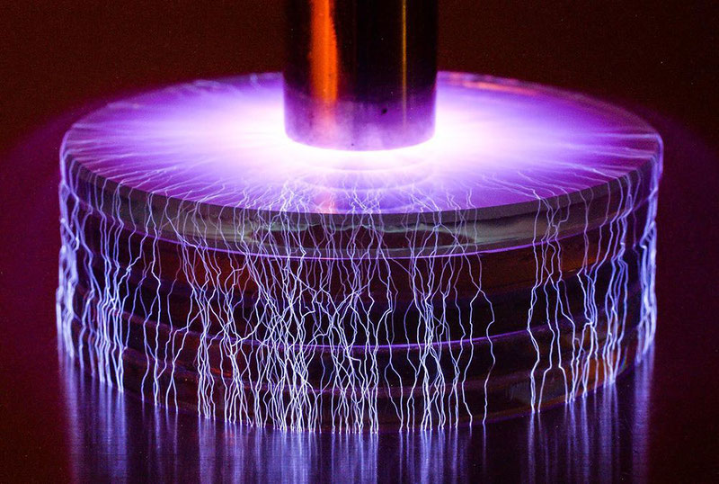 Катушки Тесла используют для получения тока на расстоянии или для беспроводной передачи энергии