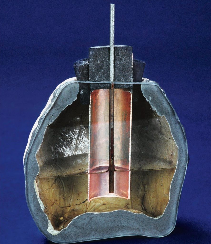 Багдадская батарейка, которой 2000 лет. Предполагают, что она давала ток напряжением 2-4 Вольта.