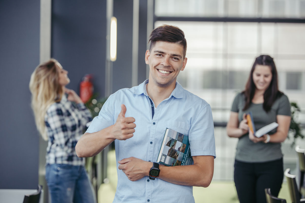 успешные студенты работают командой