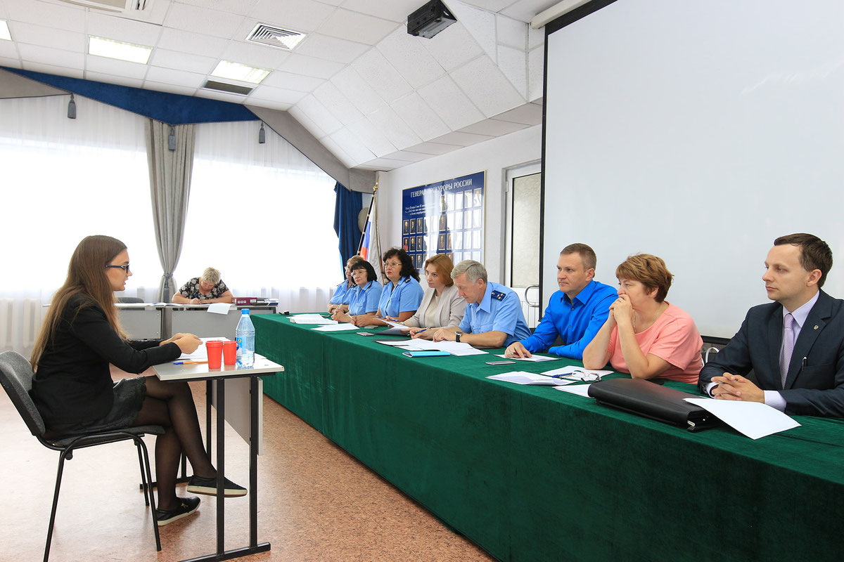 Преподаватели склонны к солидарности друг к другу, и не исключено, что некоторые члены комиссии будут особенно придирчивыми и жесткими