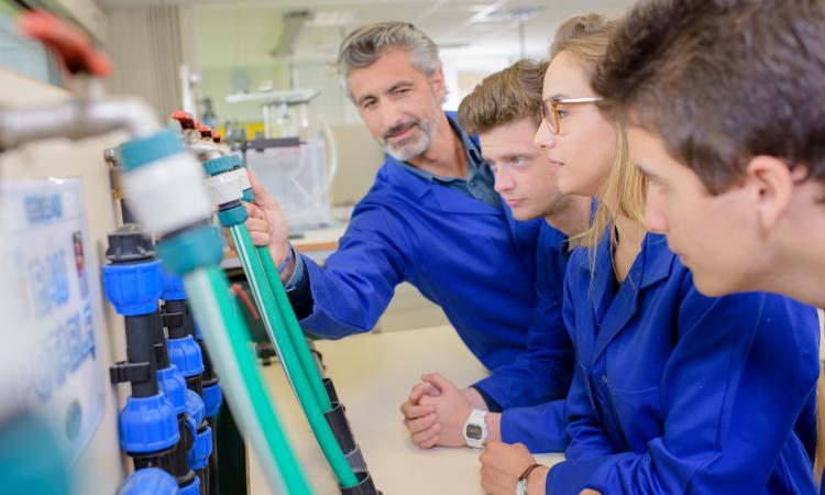 Куда лучше поступить после 9 класса мальчикам